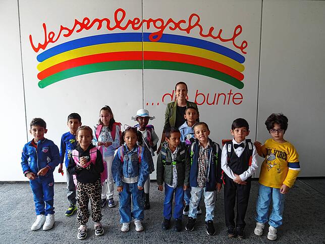 Die Klasse 1 der Wessenbergschule Singen mit ihrer Klassenlehrerin Anne Dichter.