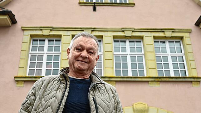 Ortsvorsteher Siegfried Hanßler vor dem Rathaus in Lippertsreute. Seit 20 Jahren ist er regelmäßig dort, erst als Ortschaftsrat, seit ...