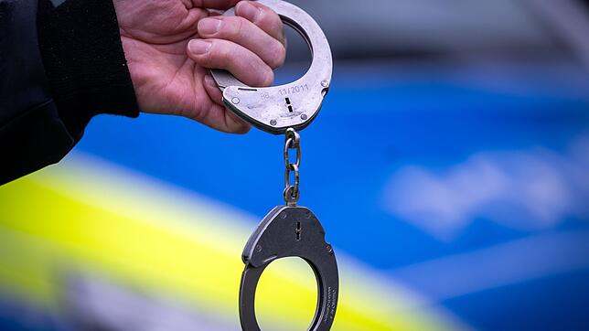 Die Polizei ermittelt gegen die beiden Verdächtigen. (Symbolbild)