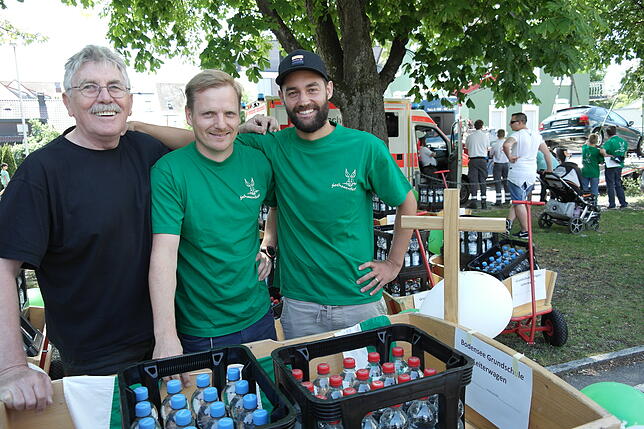 Sie sorgen dafür, dass beim Festzug kein Kind durstig bleibt (von links): Gottfried Fechtig, Patrick Scherf-Clavel und Markus Buhmann.