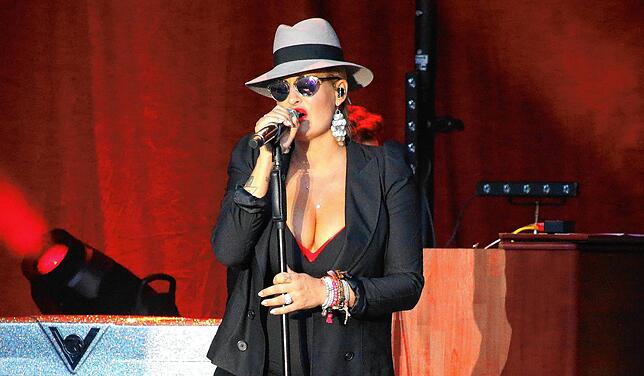 2016: Sarah Connor bestreitet ihr Open Air auf dem Schlossplatz hochschwanger. Das hält sie aber nicht davon ab, eine tolle Show für ihr ...