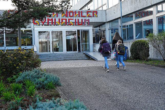 Schülerinnen auf dem Weg zum ersten Tag Präsenzunterricht im Friedrich-Wöhler-Gymnasium.