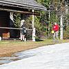 Der Vorsitzende der Skizunft Brend, Matthias Dorer (links), beteiligt sich mit seiner Familie an der Loipenputzete im kleinen Rahmen. ...