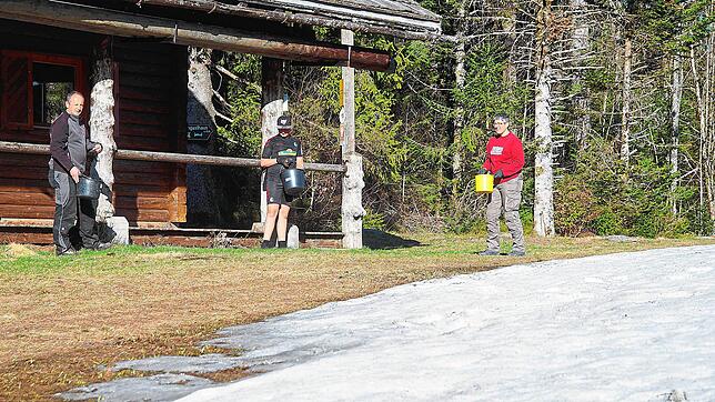 Der Vorsitzende der Skizunft Brend, Matthias Dorer (links), beteiligt sich mit seiner Familie an der Loipenputzete im kleinen Rahmen. ...