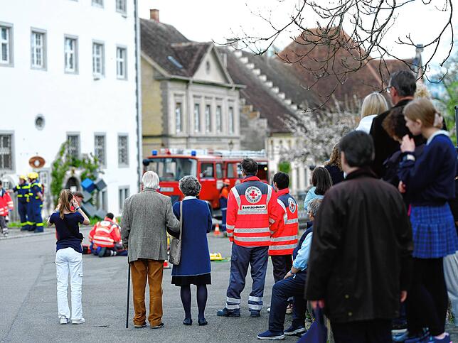 Viele Neugierige schauen der Übung zu.