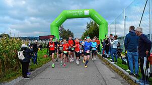 239 Teilnehmer kamen zum diesjährigen Apfellauf. Hier der Start der Läufer zur sechs Kilometer Strecke. Bilder: Lorna Komm