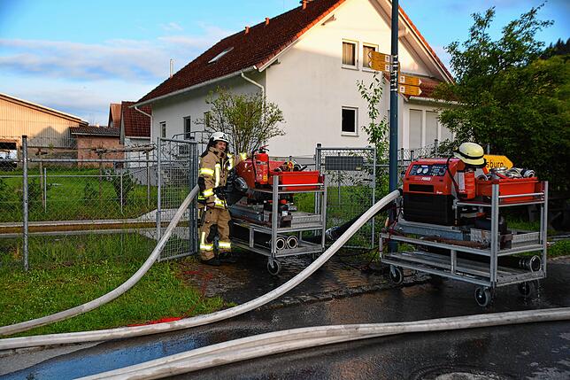 Mittels zweier Pumpen wird das Löschwasser aus dem Brandweiher zum Übungsobjekt gefördert.