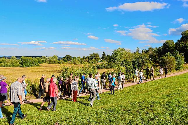Knapp 50 Teilnehmer umrunden bei der öffentlichen Vorstellung der Renaturierung des Naturschutzgebiets Gifizenmoos bei Mönchweiler mit ...