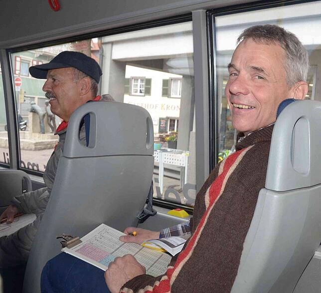 Clemens Rid und Benno Sandkühler von der Umweltgruppe befragten die Fahrgäste.
