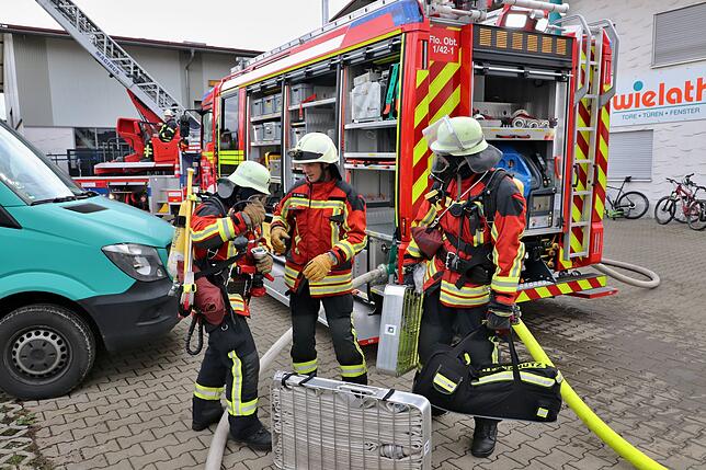 Atemschutzträger der Oberteuringer Feuerwehr machen sich für den Einsatz fertig.