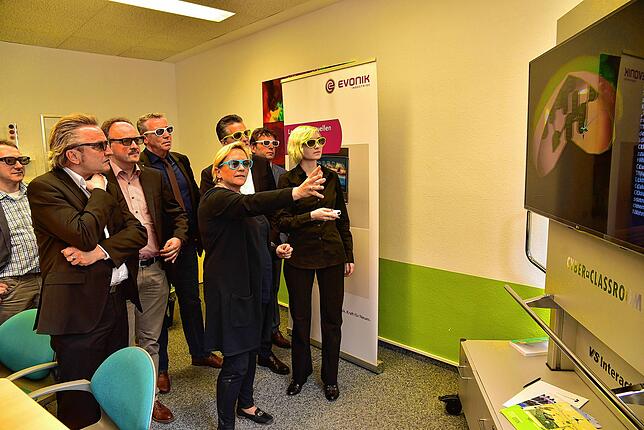 Obwohl die damalige Kultusministerin Susanne Eisenmann (Bild Mitte) bei ihrem Besuch 2018 von der digitalen Innovation begeistert war, ...