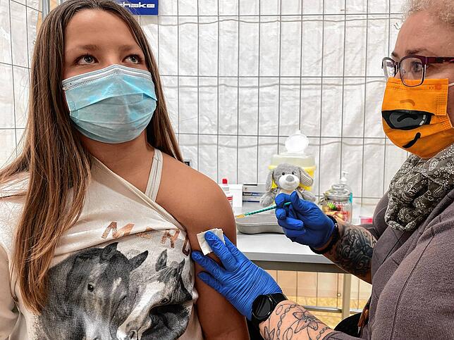 Mona Menath hat am Freitag ihre erste Impfung gegen das Coronavirus erhalten. Die 11-Jährige kommt aus Königsfeld-Erdmannsweiler und war ...