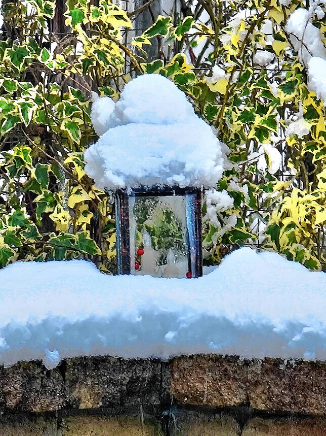 Der Gartenlaterne ist mit dieser warmen Mütze nun sicher nicht mehr kalt.