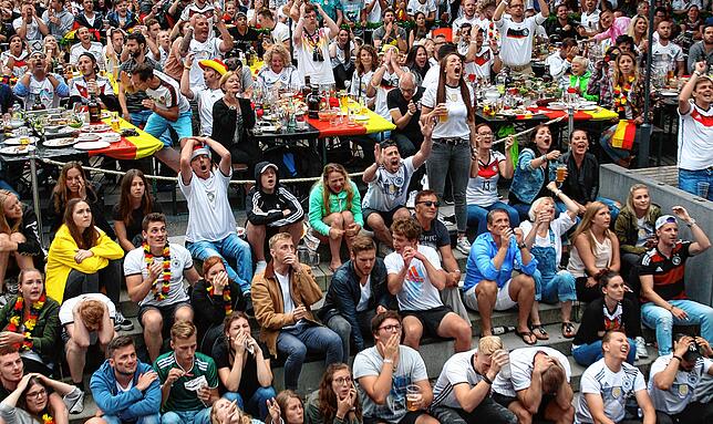 Geteilte Emotionen machen ein Public Viewing so einzigartig. Ob Freude, Trauer oder Leid, wie hier im Biergarten, während der WM 2018 im ...