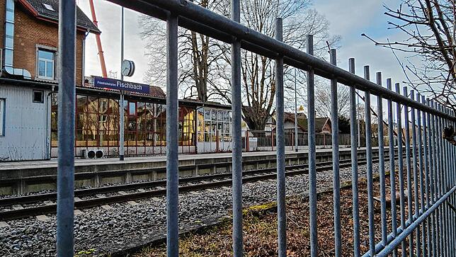 Kein Durchkommen: Derzeit gibt es beim Bahnhof Fischbach keine Unterführung – eine solche ist schon lange erwünscht, bislang aber nicht ...