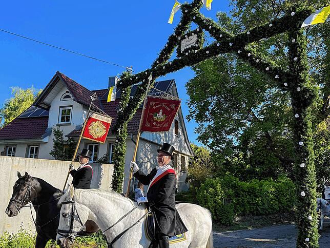 Bild 28: Zweihundert Reiter beim Limpacher Georgiritt