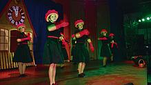 Einer der Höhepunkte in der Bodanrückhalle: Das Damenballett tritt als Schwarzwaldmädels auf und begeistert das Publikum &ndash; ähnlich ...
