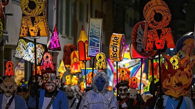 Mit dem Morgestraich beginnt am Montagmorgen um 4 Uhr die Basler Fasnacht. Die Fasnachtscliquen ziehen mit Laternen durch die in ...