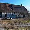 Der Heggbacher Hof (rechts) mit seiner Torkelscheuer (links): Auf der Fläche im Vordergrund wollte Betz und Weber ein Mehrfamilienhaus ...