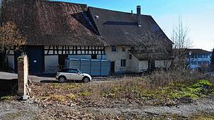 Der Heggbacher Hof (rechts) mit seiner Torkelscheuer (links): Auf der Fläche im Vordergrund wollte Betz und Weber ein Mehrfamilienhaus ...