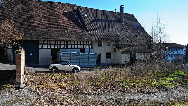 Der Heggbacher Hof (rechts) mit seiner Torkelscheuer (links): Auf der Fläche im Vordergrund wollte Betz und Weber ein Mehrfamilienhaus ...