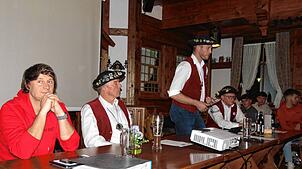 Trotz des Umbaus der Kirchtalhalle verkündet der Narrenvorstand in Kirchen-Hausen eine tolle Fasnacht 2025 (von links): Säckelmeister ...