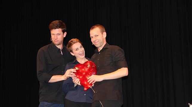 "Tauschrausch“ auf der Gems-Bühne: Jakob Nacken (links), Mirjam Woggen und Helge Thun. Bild: Nicola Westphal