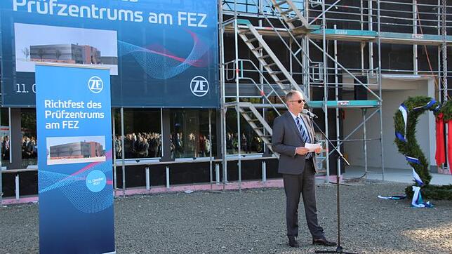 ZF-Vorstandsvorsitzender Stefan Sommer begrüßte die Anwesenden beim traditionellen Richtfest für das ZF Prüfzentrum in Friedrichshafen. ...