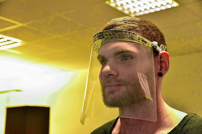 Eine Halterung, mit der eine einfache Laminierfolie als Schutz vors Gesicht befestigt werden kann, hat 3D-Labs ebenfalls entwickelt.