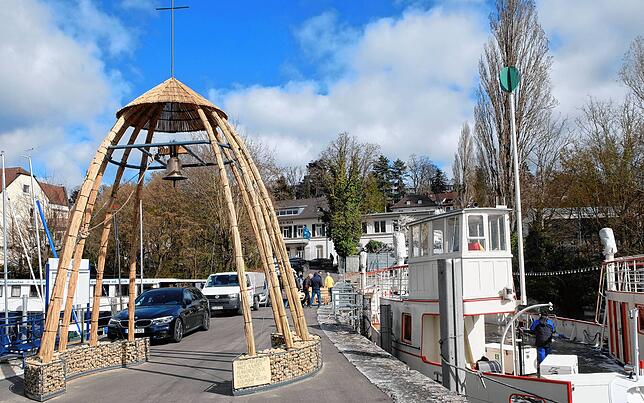 Auf der Mole empfängt ein Glockenturm mit Kreuz die Besucher.