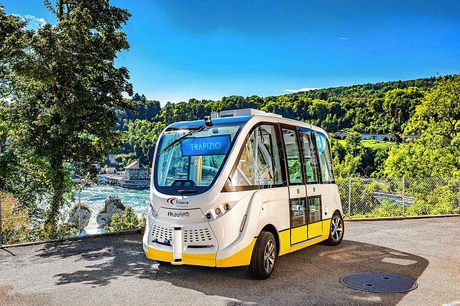 Der Trapizio Bus des Projekts „Linie 12“ am Rheinfall. Es lief von März 2018 bis August 2019, der zwischen Neuhausen Zentrum ...
