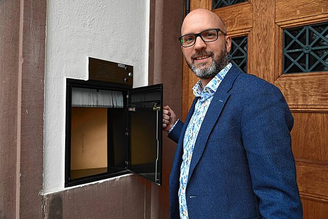 Hauptamtsleiter Florian Kienzler öffnet den Briefkasten: Die Bewerbung von Fatih Cicek ist kurz vor Ende der Bewerbungsfrist eingegangen.