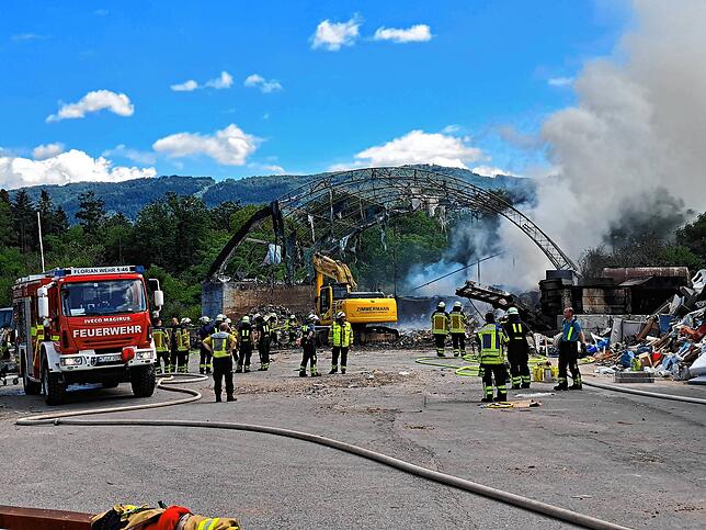 Bild 12: Wehr: Feuer auf der Mülldeponie - Bilder des Einsatzes auf dem Lachengraben