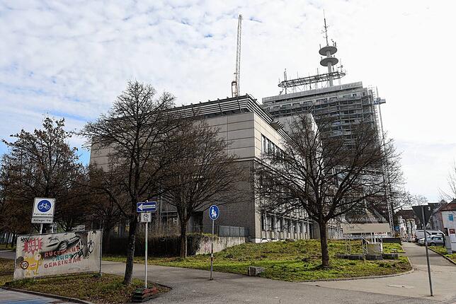 Und so sieht es auf dem Gelände derzeit noch aus. Hinten ist der Wohnturm erkennbar, im Vordergrund das Technikgebäude der Telekom. Es ...