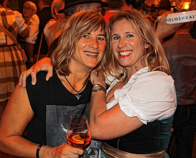 Bild 14: Dirndl und Lederhosen bestimmten das Bild beim Bräunlinger Almabtrieb