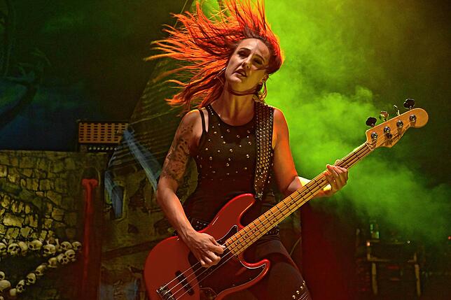 Jeanine Grob ist bei den Burning Witches für das Bassfundament zuständig. Die Band hat 2024 einen fulminanten Auftritt.