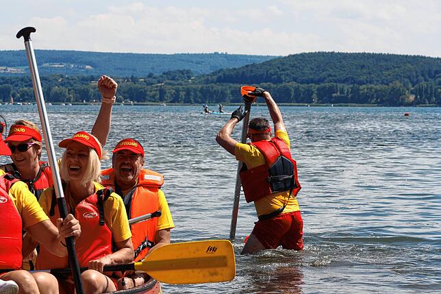Bild 14: Radolfzell: Rein ins Boot und gleich ins Wasser: Das Großkanadierrennen 2025 in Bildern