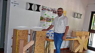 Stefan Kudermann vor Werkstücken im Kurhaus Menzenschwand. Foto: Christiane Sahli