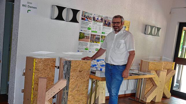 Stefan Kudermann vor Werkstücken im Kurhaus Menzenschwand. Foto: Christiane Sahli