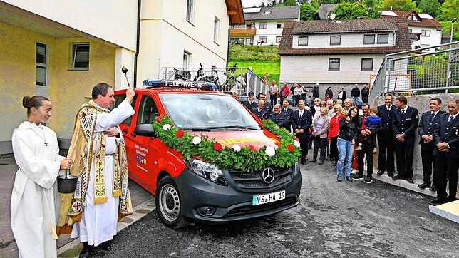 Der Mannschaftstransportwagen wird von Vikar Sandro Pröbstle gesegnet. Der ganze Ort nimmt an dem Ereignis Anteil, es wird gefeiert. ...