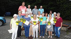 Die Geehrten: (vorne von links) Greta Jaschinski, Frieda Weitzmann, Berta Fecht, Renate Reutebuch, Henriette Aufdermauer, Irina Rebholz, ...