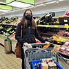 Redakteurin Laura Marinovic vergleicht im Aldi in Rielasingen die Preissteigerung einiger Produkte &ndash; was hat sich seit dem Sommer ...