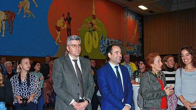 Mit eindeutiger Mehrheit wurde Ozan Topcuogullari (Zweiter von links) für weitere acht Jahre im Amt des Bürgermeisters in Klettgau ...