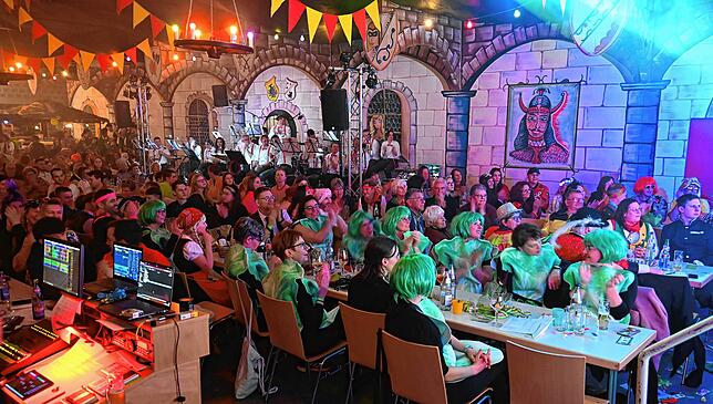 Bild 11: Närrischer Spaß in der Ritterburg: So erlebten die Besucher den Bunten Abend in Weilheim
