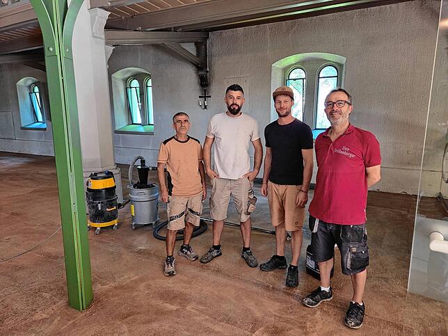 Shemsi Musa, Sabit Pira, Steffen Hund und Firmenchef Uwe Grillenberger (von links) von der gleichnamigen Bodenbeläge-Firma entfernten ...