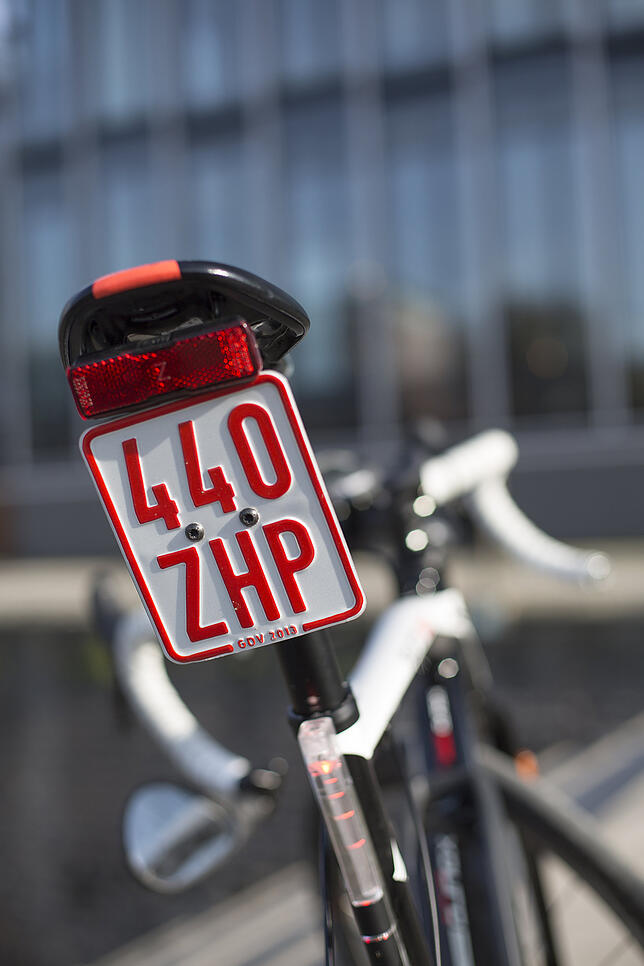 Ungewohnter Anblick: S-Pedelecs sind "schnelle Pedelecs", bei denen der Motor Geschwindigkeiten von mehr als 45 Kilometer pro Stunde ...
