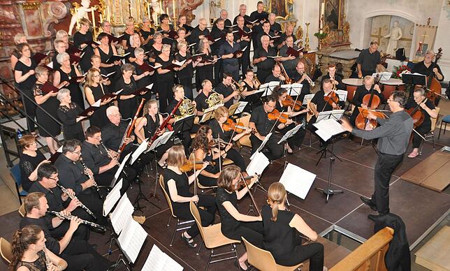 Der durch Gastsängerinnen und Gastsänger verstärkte katholische Kirchenchor „Mariä Himmelfahrt“ beim Peter-Thumb ...