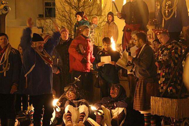 Bild 2: Oje die Fasnet hat ein Loch: Bilder von der Hexenverbrennung in Pfullendorf