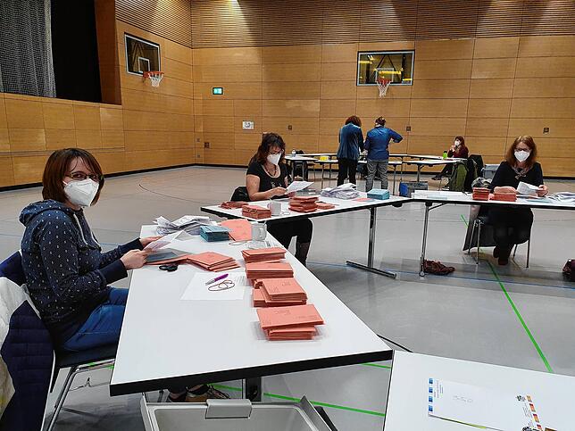 Blick in die Stadthalle Waldshut, in der die fünf Briefwahlausschüsse der Großen Kreisstadt für die Landtagswahl untergebracht sind. Von ...