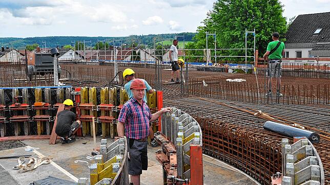 Für den erfahrenen Polier Bernfried Müller der Rottweiler Firma Stumpp, die für den Rohbau des Schulcampus verantwortlich ist, laufen ...
